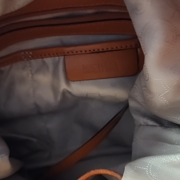 MICHAEL KORS Bucket Bag Hard to find. - Picture 8 of 13